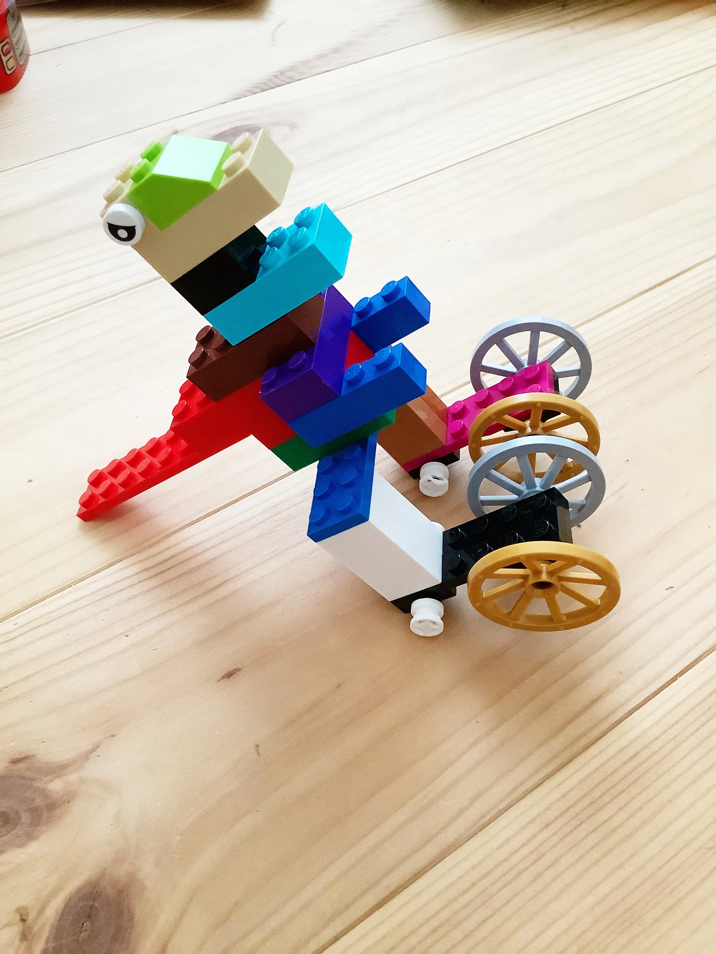 LEGOのタイヤ付きティラノサウルス